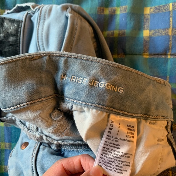 Light wash ripped American Eagle Jeans - Picture 3 of 4